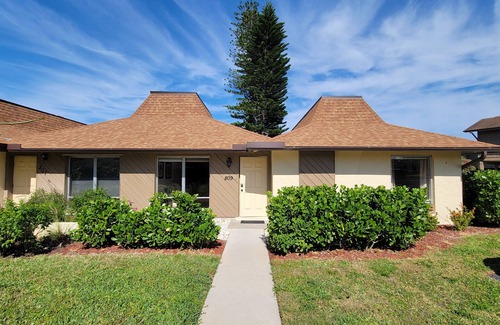 Palm River Estates Condo | Charming 2 bed /2 bath condo - minutes to beaches, shopping, fine dining.
