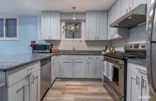 Near South Side Condo | Charming 2-bed Garden condo in beautiful Chicago + WiFi, AC, & private parking