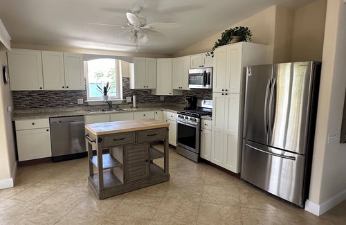 Little Torch Key House | Charming 2-Bedroom House on Little Torch Key with Pool and Tiki Bar- 28 DAY MIN.