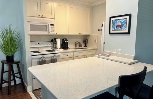 North Palm Beach Apartment | Charming 2-bedroom Palm Beach Gardens Work or Play Close to Jupiter, Juno Beach!