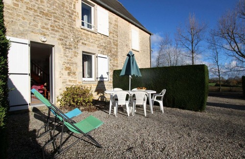 Saint-Marcouf Cottage | Charming 2-Bedroom Cottage Near D-Day Beaches, Wi-Fi, Garden, Pet-Friendly