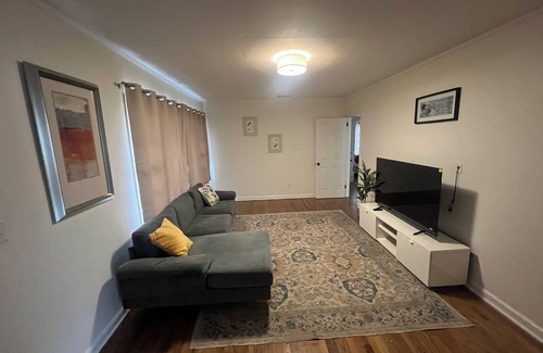Hardwick House | Charming 2-bedroom house in terrific Milledgeville with WiFi, AC