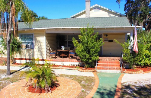 United Central Apartment | Charming 2-bedroom apartment with shared Pool, frontyard WiFi, AC
