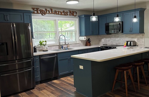 Mirror Lake Cottage | Charming 2-bedroom 2-bath cottage near town in Highlands