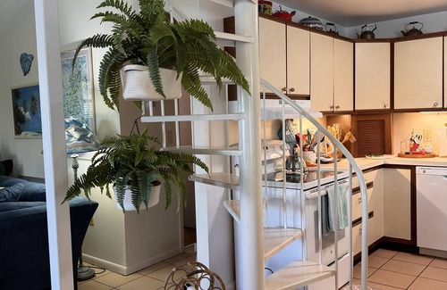 Key Largo House | Charming 2 Bedroom, 2 Bathroom + Loft Canal-Front Oasis with Golf Cart