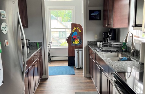 Bar Harbor Apartment | Charming 2-bedroom apartment with WiFi, AC in downtown Bar Harbor