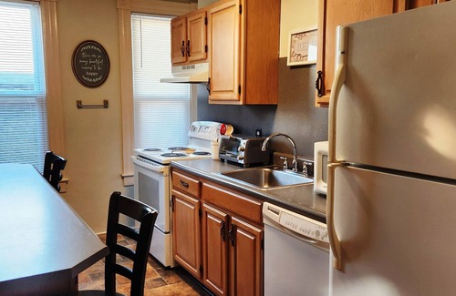 Cumberland Apartment | Charming 2-bedroom apartment with equipped kitchen and AC, in Cumberland, MD.