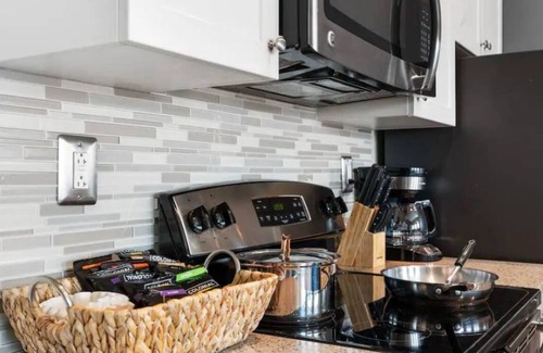 Downtown Pittsburgh Apartment | Charming 2-Bedroom Apartment in Downtown Pittsburgh Amazing Views/Gym/Parking