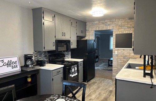 Maplewood Apartment | Charming 2-bedroom apartment with AC, WiFi in superb Saint Pauls Frost Lake area