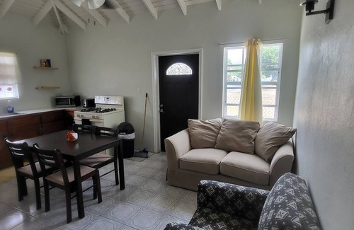Newcastle Apartment | Charming 2-bedroom apartment in New Castle with WiFi, AC and full laundry