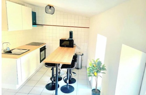 Chateauvert Apartment | Charming 2-bedroom apartment 400m from station center