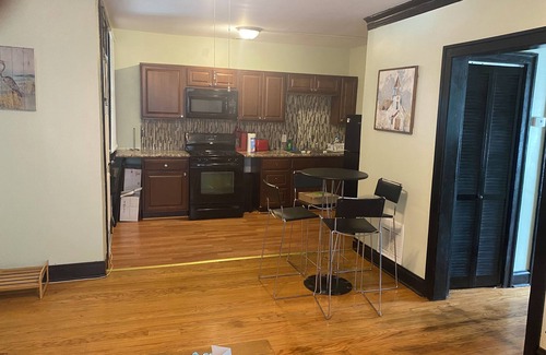 Gage Park Apartment | Charming 2-bedroom apartment in awesome Chicago with WiFi, AC