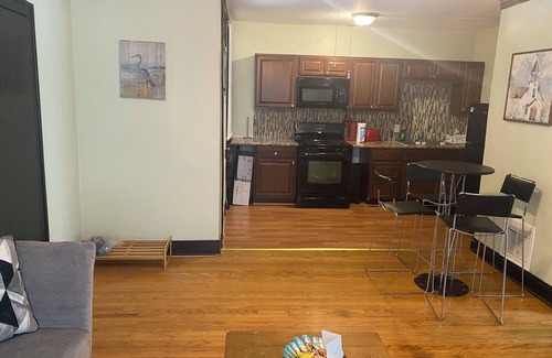 Gage Park Apartment | Charming 2-bedroom apartment in awesome Chicago with WiFi, AC