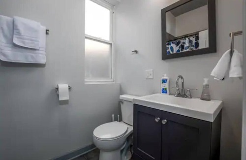 Woodlawn Apartment | Charming 2-bedroom apartment with WiFi and AC in wonderful Chicago