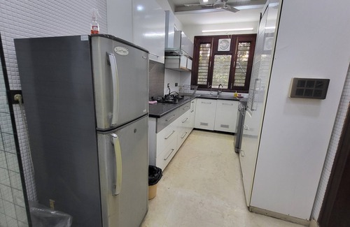Pitampura Apartment | Charming 2-bedroom apartment with AC, WiFi in enchanting Lok Vihar, Delhi