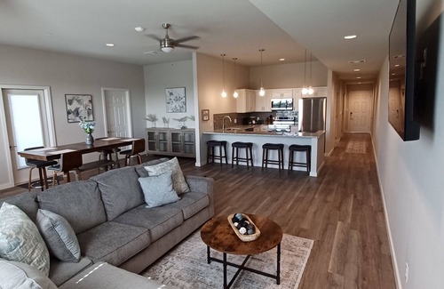 Manor Apartment | Charming 2-Bedroom Apartment in Downtown Manor