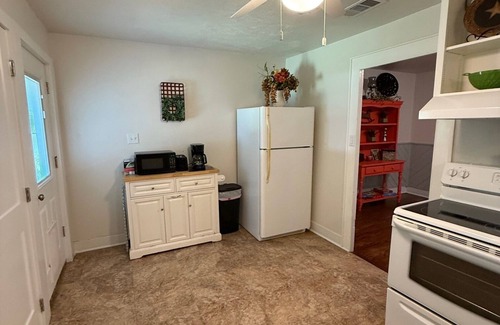 Gatesville House | Charming 2-bedroom bungalow in downtown Gatesville with AC, WiFi