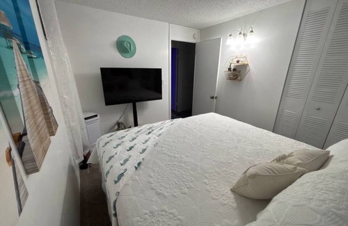 McCully - Moiliili Bed & Breakfast | Charming 2-bedroom bed & breakfast in serene Honolulu with WiFi