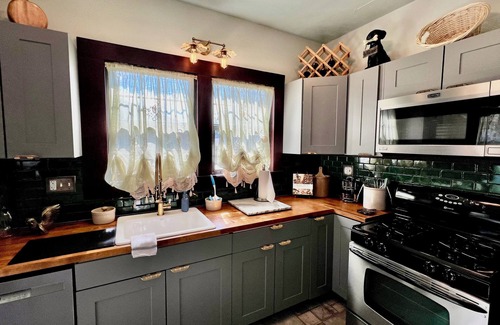 Sapulpa House | Charming 2-Bedroom Bungalow: Historic Route 66 & Crossroads of America!