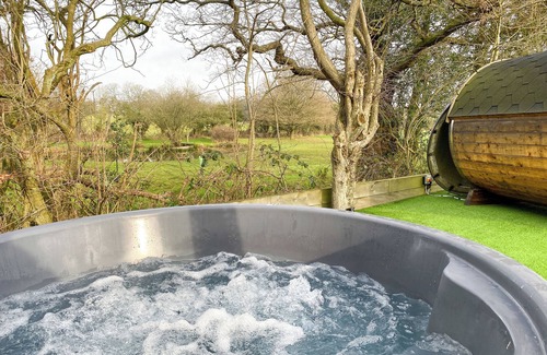 Earlswood Cottage | Charming 2-bedroom cottage in the countryside Birmingham with hot tub, sauna