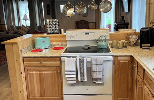 Reed Point Cottage | Charming 2-bedroom cottage in lovely Reed Point with WiFi, AC