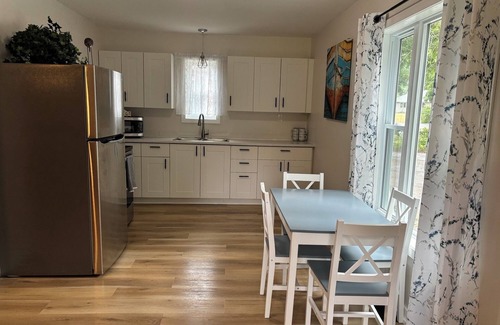 Balm Beach Cottage | Charming 2 bedroom tourist cabin only 5 min walk from sandy shore of Balm Beach.