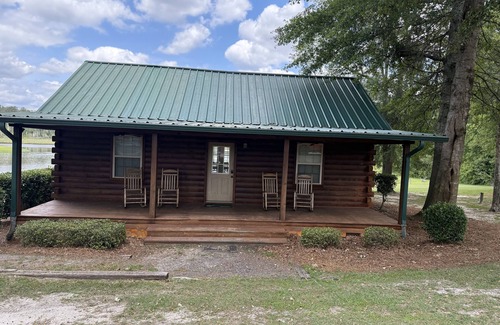 Twin City Cabin | Charming 2-bedroom cabin with AC and WiFi in delightful Twin City, GA.