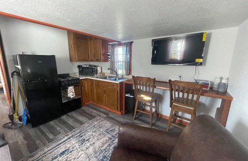 Licking Cabin | Charming 2-bedroom cabin with WiFi and AC in Licking