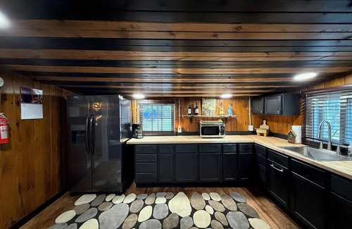 Willard Cabin | Charming 2-bedroom cabin with WiFi, AC near ATV routes, & Rock Dam Lake.