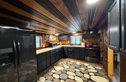 Willard Cabin | Charming 2-bedroom cabin with WiFi, AC near ATV routes, & Rock Dam Lake.