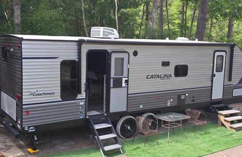 St. James House | Charming 2-bedroom Camper in Bolivia with WiFi and AC. Pet friendly!