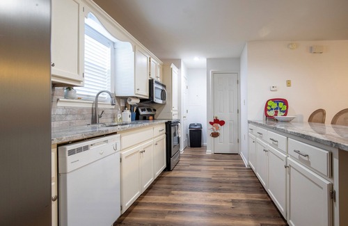 Oxford Condo | Charming 2-bedroom condo in wonderful Oxford, walking distance to the stadium