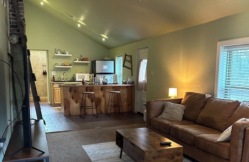 Joplin Other | Charming 2-bedroom farmhouse in peaceful Joplin