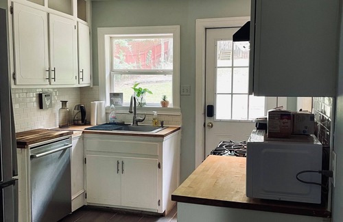 Five Points South House | Charming 2-bedroom house in Historic Glen Iris! 5min to downtown, fenced yard!