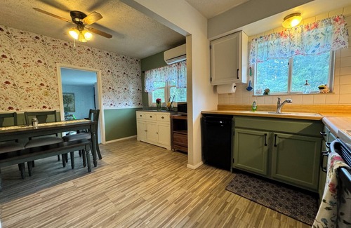 Monticello House | Charming 2-bedroom home with AC and Wifi, 2mi from Lake Cumberland in Monticello