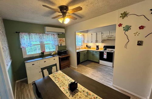 Monticello House | Charming 2-bedroom home with AC and Wifi, 2mi from Lake Cumberland in Monticello