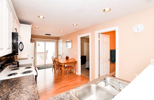 Northrup House | Charming 2 Bedroom House - 2 Miles From Mayo Clinic-Mayo Patient Furnished Home