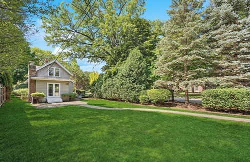 Winnetka House | Charming 2-bedroom home in fantastic Winnetka, IL location
