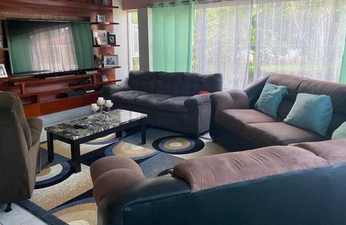 Armenia House | Charming 2-bedroom house in brilliant Belmopan with AC, WiFi