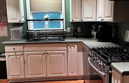Stephens House | Charming 2-bedroom house in wonderful Crawford with petting zoo.