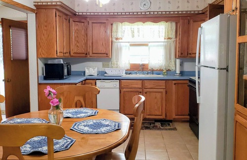Esmond House | Charming 2-bedroom house in Esmond with AC