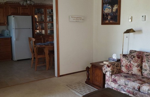 Esmond House | Charming 2-bedroom house in Esmond with AC