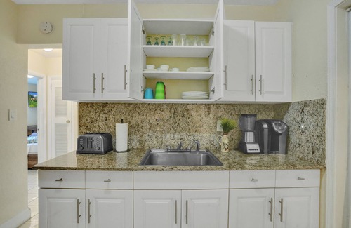 Golden Glades House | Charming 2-bedroom house in brilliant Miami with WiFi, AC that fits 8 people