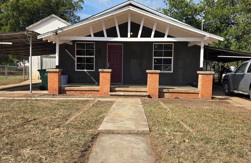 Olney House | Charming 2-bedroom house in Olney with AC and WiFi
