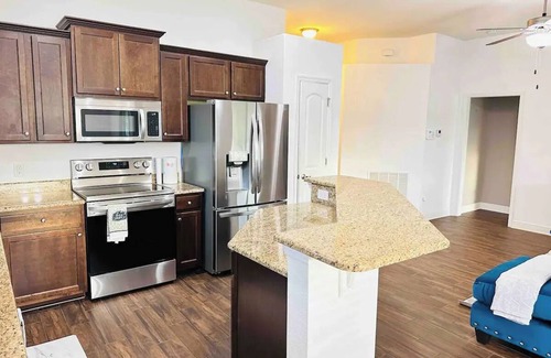 Tracy House | Charming 2-bedroom house with WiFi, AC in peaceful Tracy
