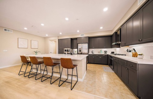 Airport Area Apartment | Charming 2-bedroom in Irvine Center