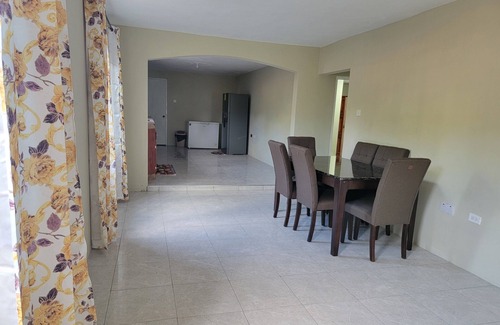 Albion House | Charming 2-bedroom with AC and WiFi in Pleasant Montego Bay
