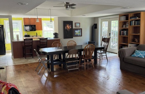 Willoughby Hills Apartment | Charming 2-bedroom Kirtland apartment - Walk to Kirtland Temple