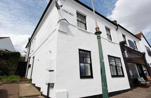 Leigh-on-Sea Apartment | Charming 2-Bedroom Maisonette