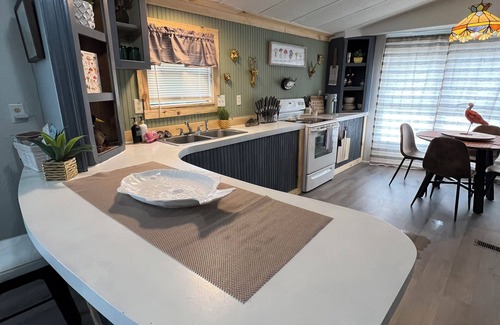 Taylor Creek House | Charming 2-bedroom mobile home with WiFi and AC in Okeechobee